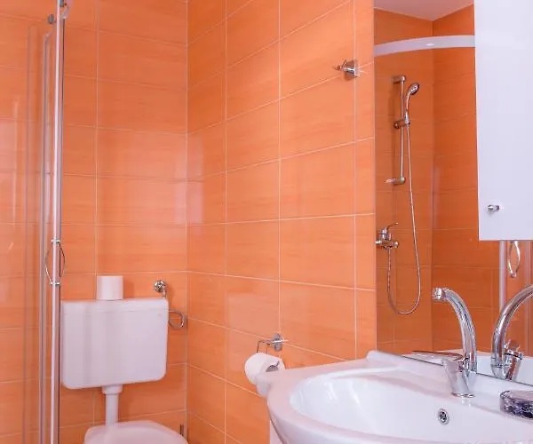 Apartmaji Slatenik * בובק